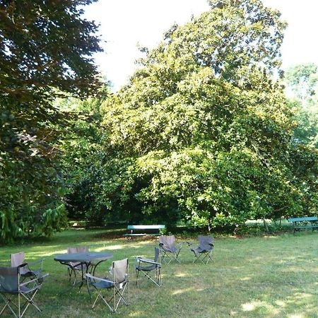 Bed and Breakfast Les Longchamps Neuillé Exterior foto