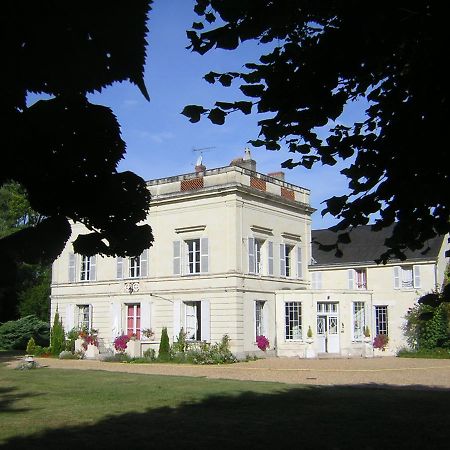 Bed and Breakfast Les Longchamps Neuillé Exterior foto