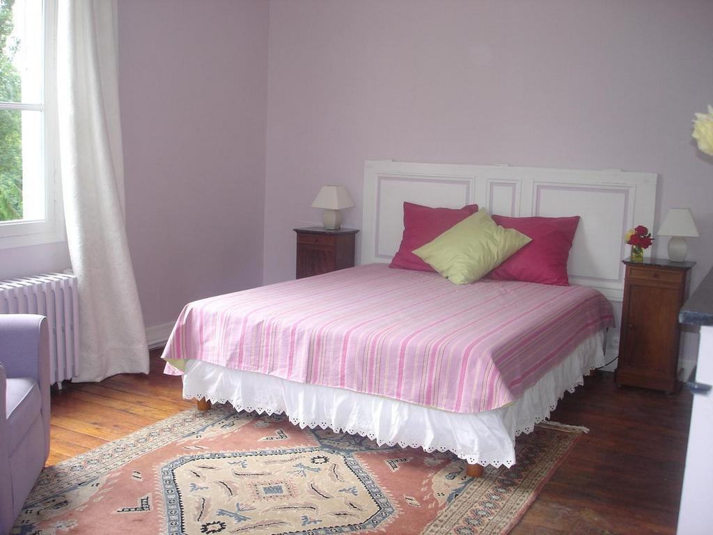 Bed and Breakfast Les Longchamps Neuillé Exterior foto