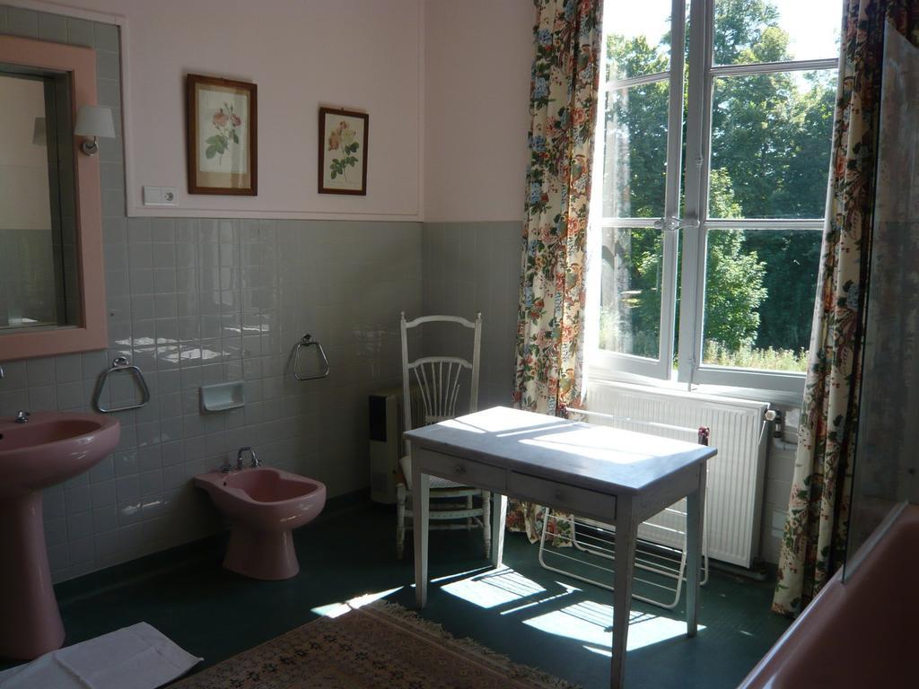 Bed and Breakfast Les Longchamps Neuillé Exterior foto