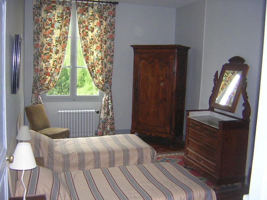 Bed and Breakfast Les Longchamps Neuillé Exterior foto