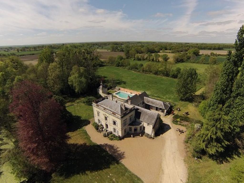 Bed and Breakfast Les Longchamps Neuillé Exterior foto