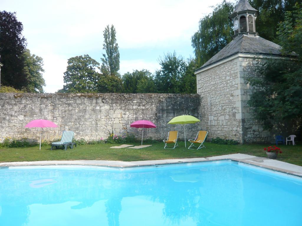 Bed and Breakfast Les Longchamps Neuillé Exterior foto