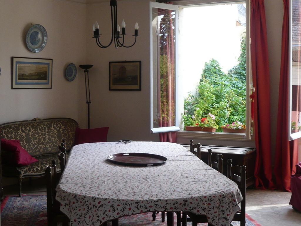 Bed and Breakfast Les Longchamps Neuillé Exterior foto