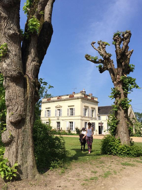 Bed and Breakfast Les Longchamps Neuillé Exterior foto