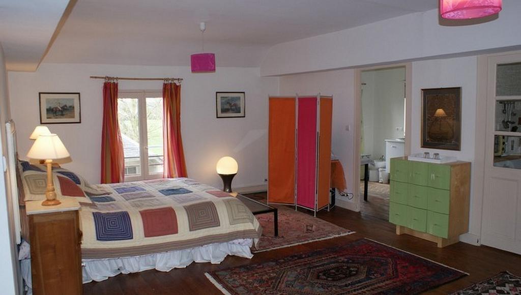 Bed and Breakfast Les Longchamps Neuillé Exterior foto
