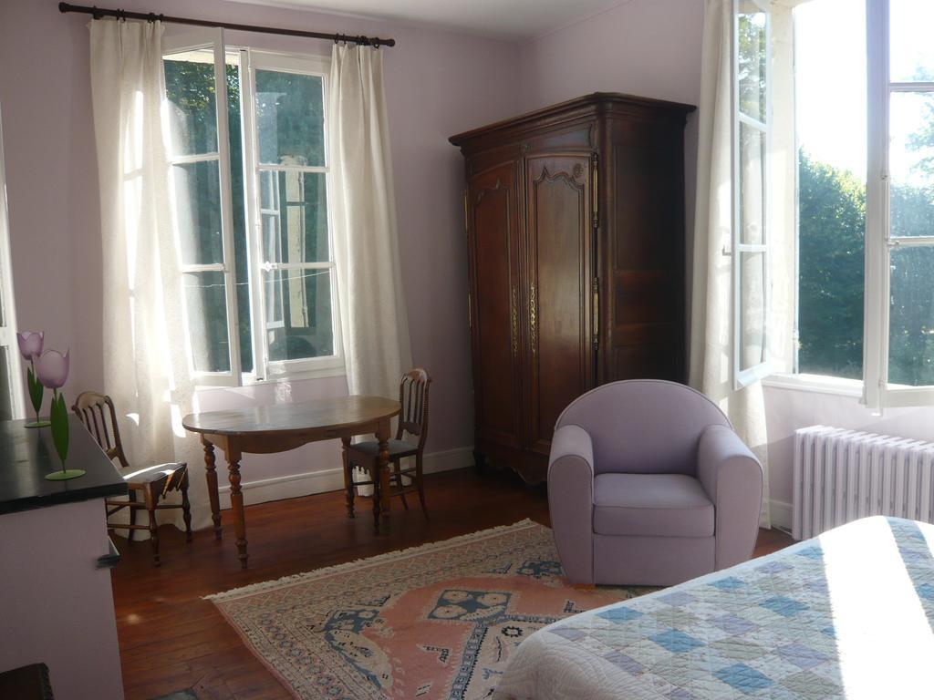Bed and Breakfast Les Longchamps Neuillé Exterior foto