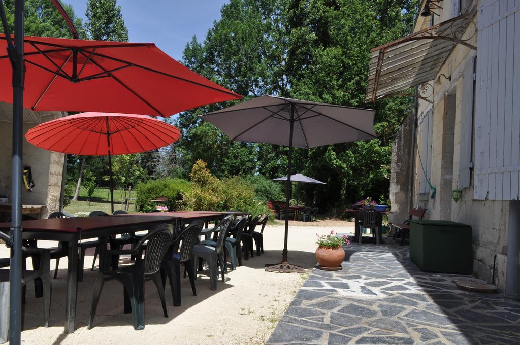 Bed and Breakfast Les Longchamps Neuillé Exterior foto
