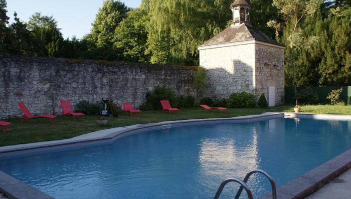Bed and Breakfast Les Longchamps Neuillé Exterior foto