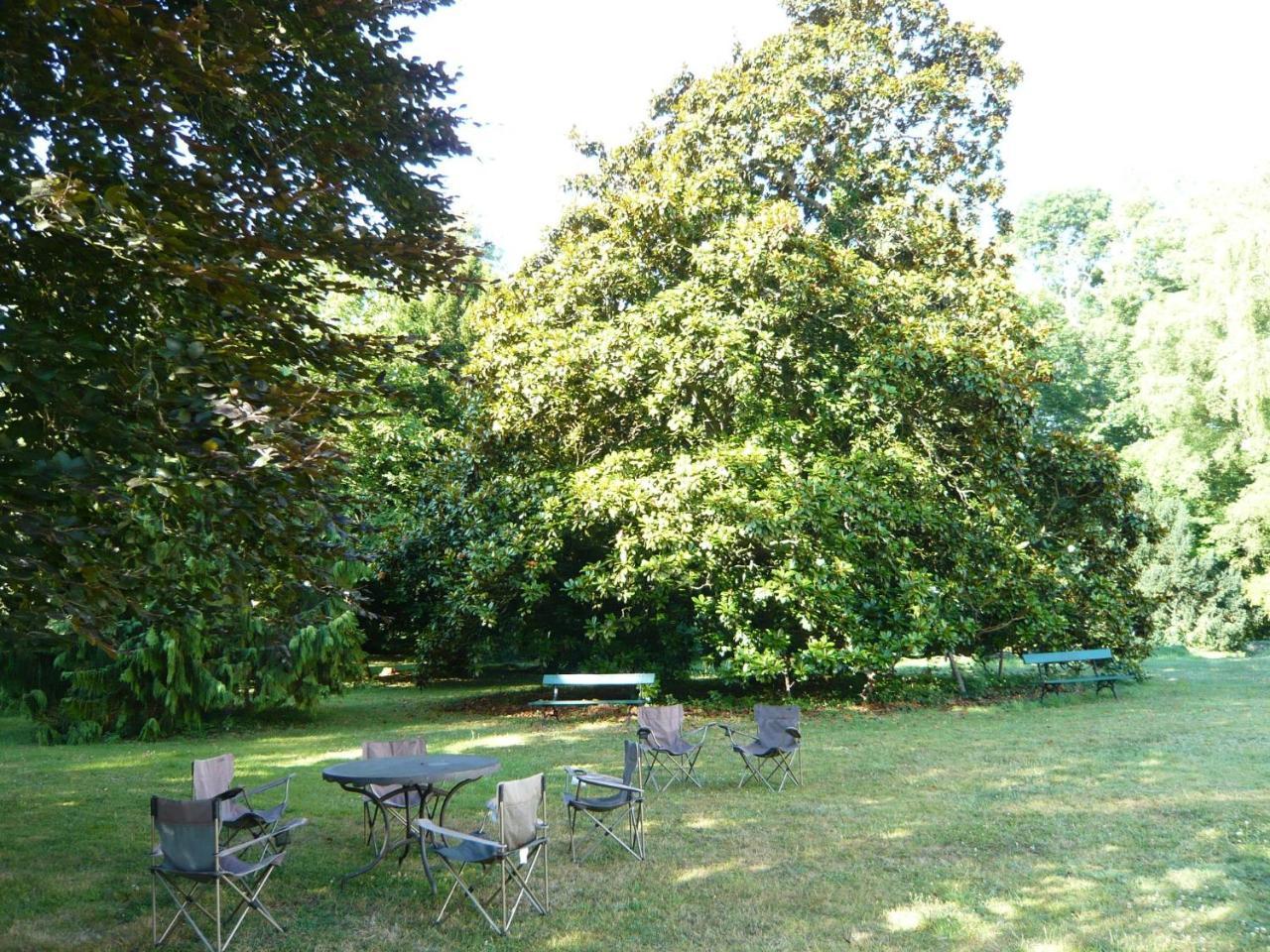 Bed and Breakfast Les Longchamps Neuillé Exterior foto