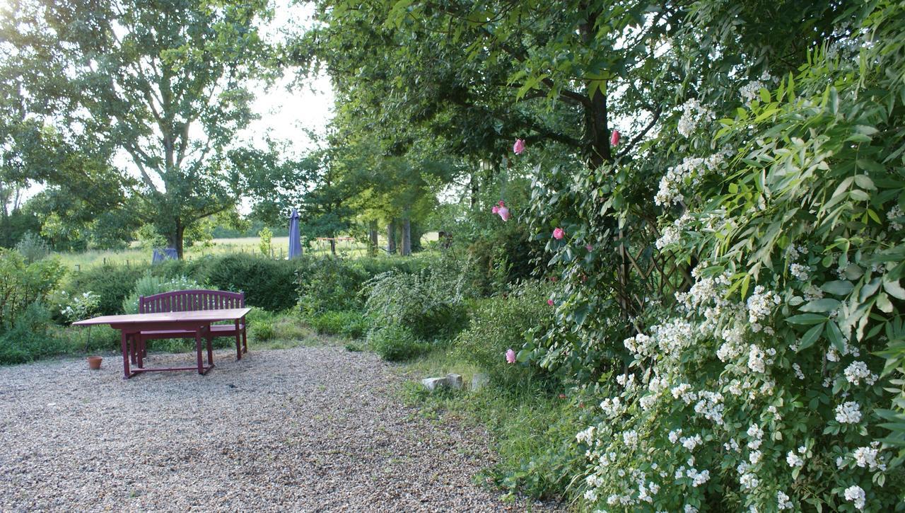Bed and Breakfast Les Longchamps Neuillé Exterior foto