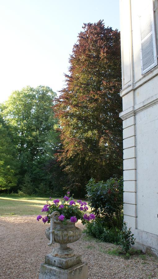 Bed and Breakfast Les Longchamps Neuillé Exterior foto