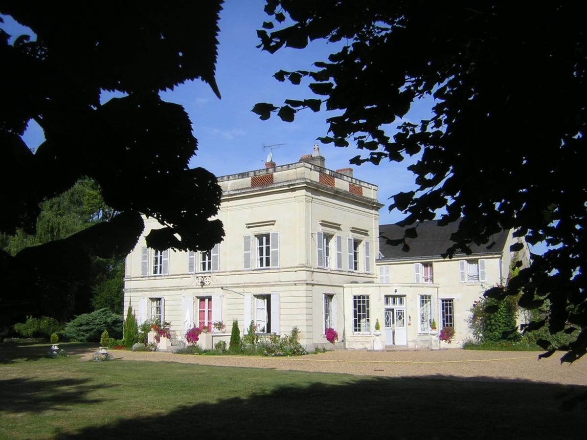 Bed and Breakfast Les Longchamps Neuillé Exterior foto