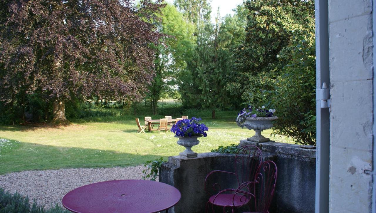 Bed and Breakfast Les Longchamps Neuillé Exterior foto